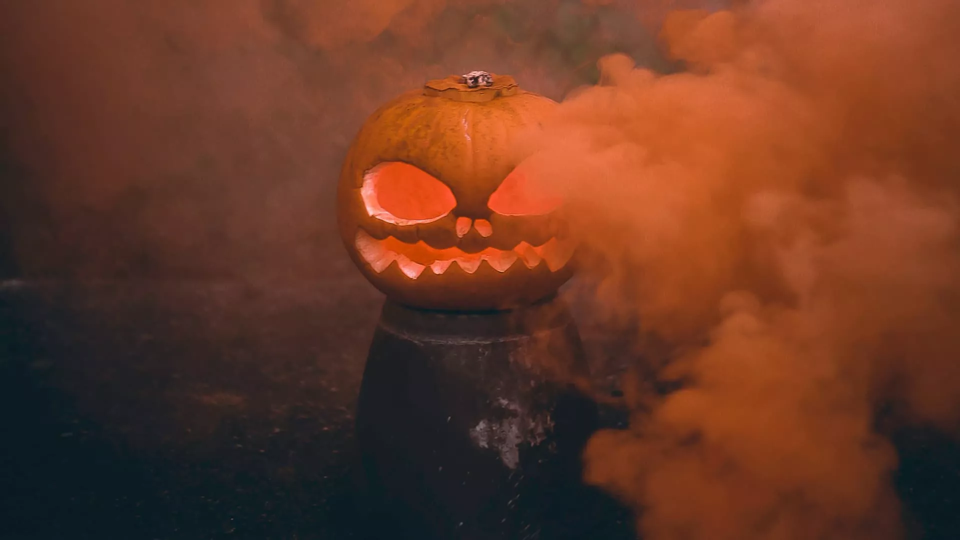 Läskig halloweenpumpa i orange rök